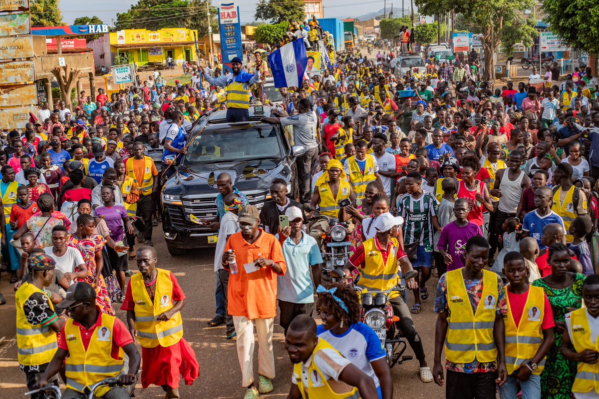 BLACK MAMBA 📸 (@blackmambaso) on Twitter photo The day <a href="/eddykenzoficial/">Eddy Kenzo</a> passed through Nebbi Town last week.
In just a few minutes , the town was full and all people were following him and his wife 😅🙌🙌
📸📸 The day <a href="/eddykenzoficial/">Eddy Kenzo</a> passed through Nebbi Town last week.
In just a few minutes , the town was full and all people were following him and his wife 😅🙌🙌
📸📸