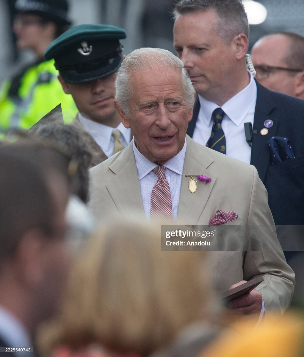 AlexSeale's tweet image. The King meets members of public as they visit The National Stud and Jockey Club Rooms in #Newmarket today 📸 @tayfunsalci
@RoyalFamily