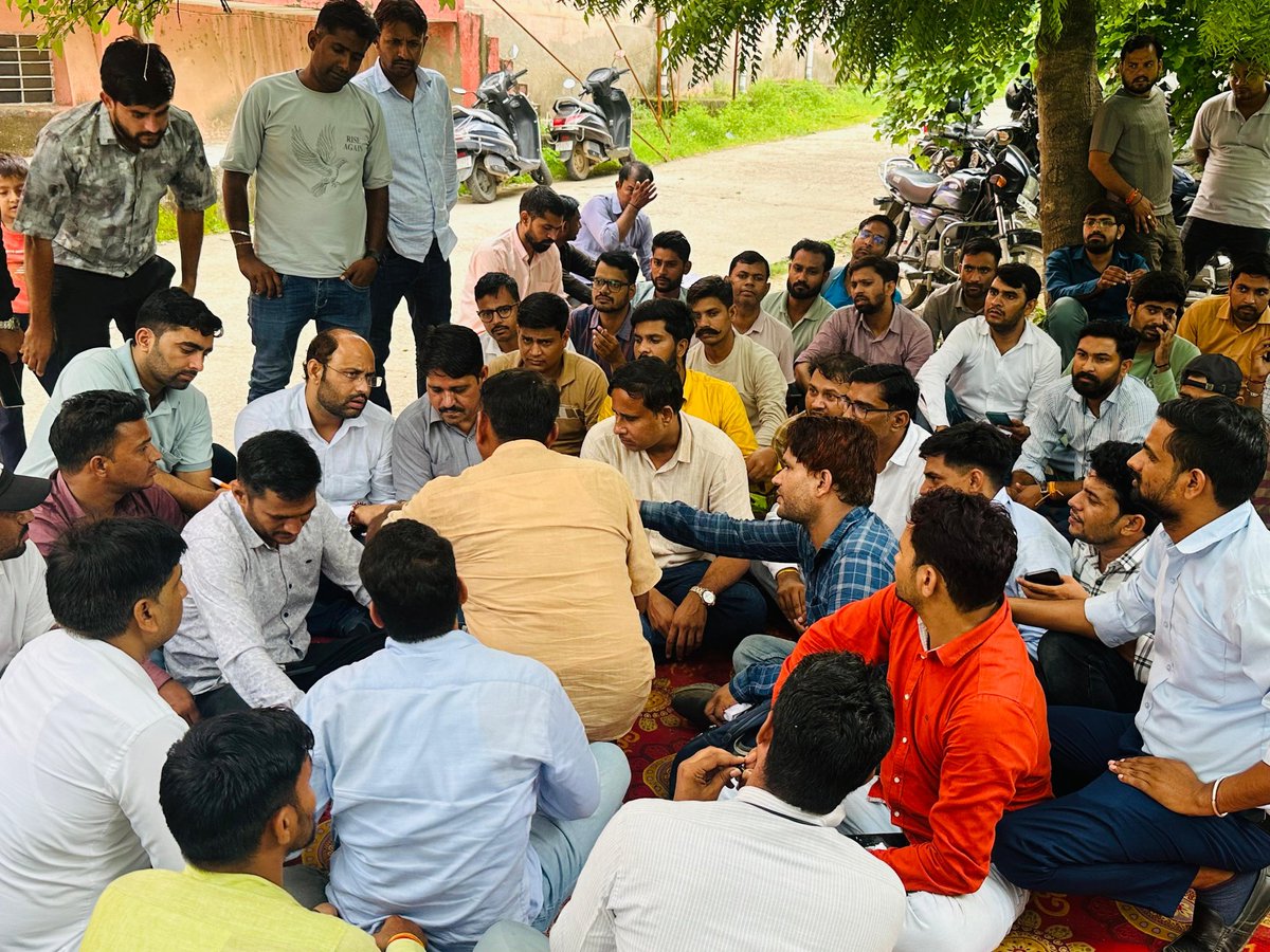 HudlaDharam's tweet photo. दूसरे दिन भी सामुदायिक स्वास्थ्य अधिकारियों का अनिश्चितकालीन धरना जारी cmho की  तानाशाही रवैये के कारण जिले के  ग्रामीण इलाको मे अतिआवश्यक चिकित्सा व्यवस्था चरमराई हुए है परंतु कोई सुनवाई नहीं हो रही है  12 ज़िलो  मे इंक्रीमेंट लागू लेकिन दौसा में नहीं हो रही ��ालना @RajCMO https://t.co/LpHpFhLGAc