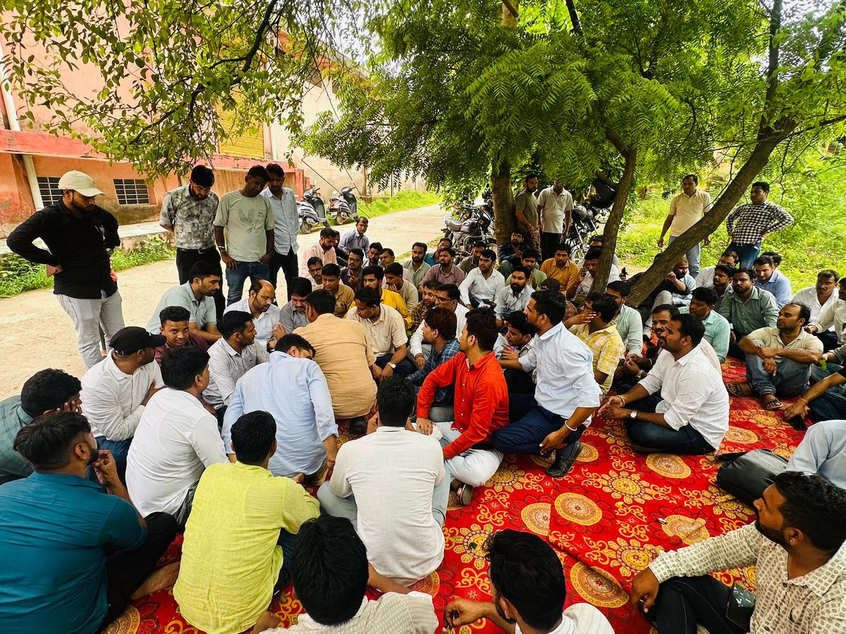 HudlaDharam's tweet photo. दूसरे दिन भी सामुदायिक स्वास्थ्य अधिकारियों का अनिश्चितकालीन धरना जारी cmho की  तानाशाही रवैये के कारण जिले के  ग्रामीण इलाको मे अतिआवश्यक चिकित्सा व्यवस्था चरमराई हुए है परंतु कोई सुनवाई नहीं हो रही है  12 ज़िलो  मे इंक्रीमेंट लागू लेकिन दौसा में नहीं हो रही ��ालना @RajCMO https://t.co/LpHpFhLGAc