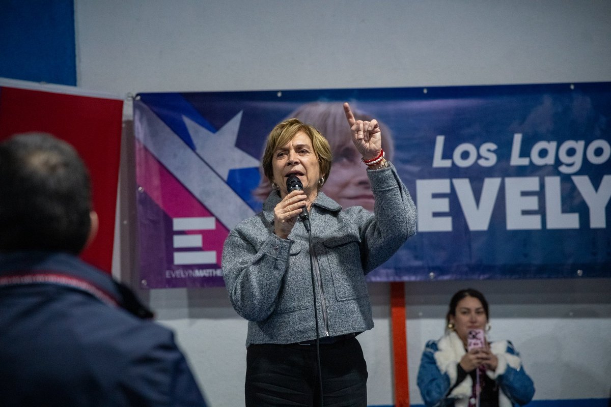 Durante su visita a #PuertoMontt, la candidata presidencial <a href="/evelynmatthei/">Evelyn Matthei</a> criticó duramente la burocracia que frena el desarrollo de la industria del salmón, en la antesala del Salmon Summit que se realizará este martes en Frutillar. infosalmon.cl/evelyn-matthei…