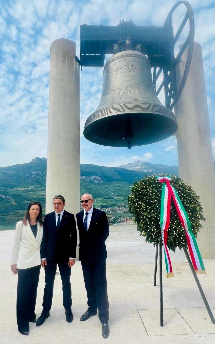 La presenza del Presidente della Repubblica in Trentino, presso la Campana dei Caduti, ci ricorda quanto sia importante il valore universale della pace. Un luogo simbolico, storico e profondamente spirituale.

#Pace #Mattarella #CampanaDeiCaduti #Diplomazia #Valori #Democrazia