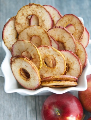 CarriesExpKtchn's tweet image. These baked Cinnamon Apple Chips are made with a few simple ingredients like McIntosh apples, cinnamon and sugar. They make a tasty, healthy snack your whole family will love!

Save for Later--&amp;gt; carriesexperimentalkitchen.com/cinnamon-apple…
#applerecipes #apples