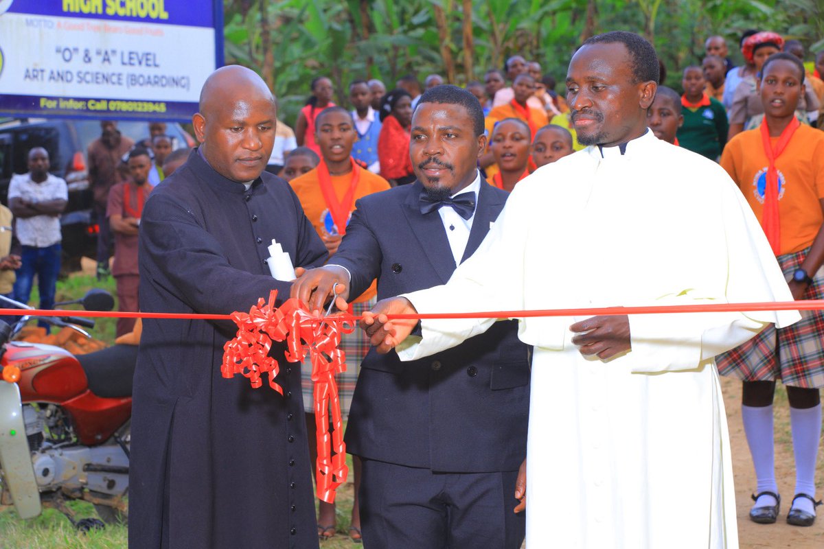 FERDINANDIUS's tweet image. Over the weekend, I was privileged to be the Guest of Honor at the Official Opening of Nyina Wa Jambo Girls High School in Masheruka Sheema District. The school was started by @fr_kaboyi and has an enrollment of 300 girls with both O and A Level. Almost half of the students are…