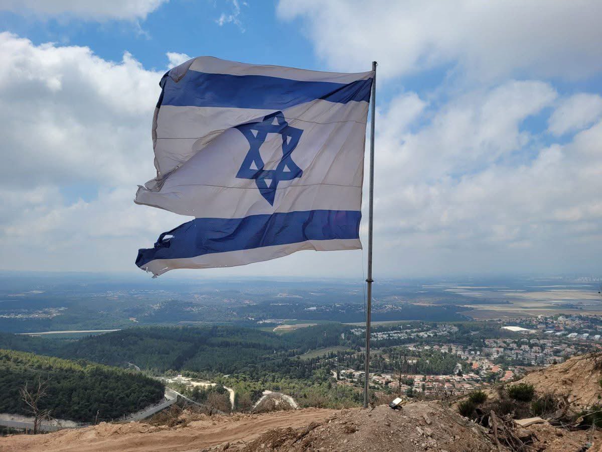 DovLipman's tweet image. PICTURE OF THE DAY
Strong winds have torn the flag.
But not its message.
This is a spot where Israeli soldiers are now stationed.
In southern Lebanon.
Overlooking the Israeli town of Shlomi.
We learned our lesson.
With God’s help we won’t leave our borders unguarded again.