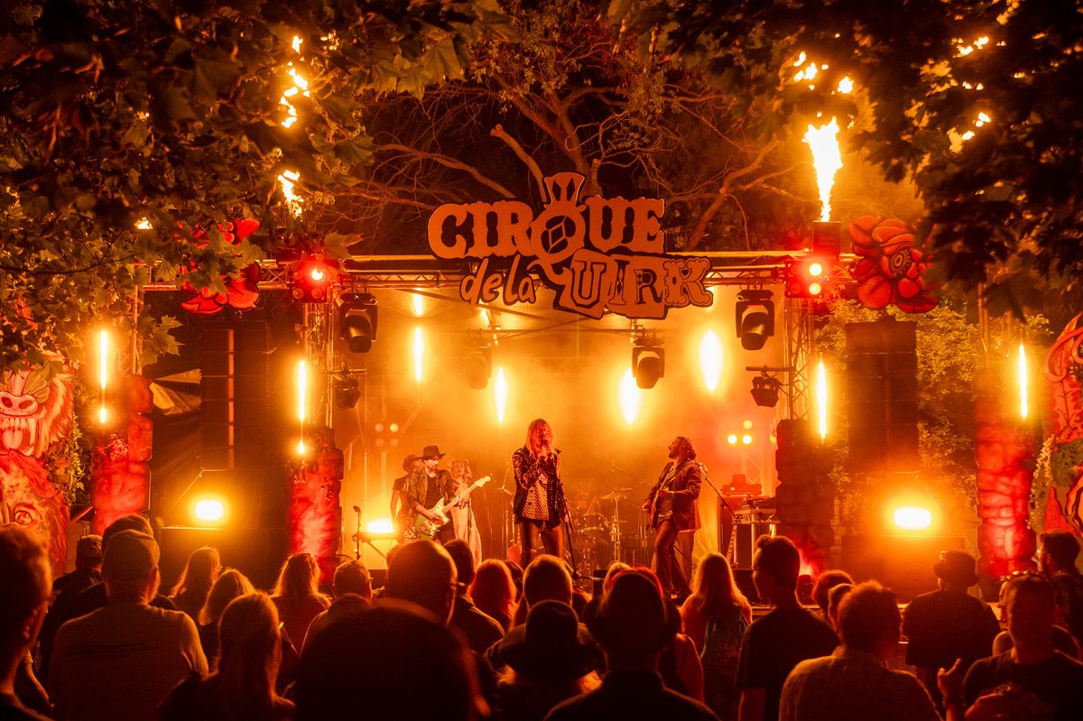 IsleOfWightFest's tweet image. When the beat drops and hundreds feel the vibe. @CirqueDeLaQuirk brought the chaos in the best way 💃🎪
#SkyxIOW #iow2025