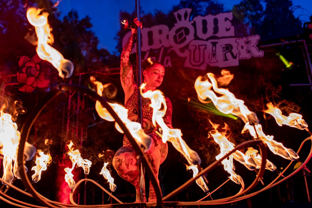 IsleOfWightFest's tweet image. When the beat drops and hundreds feel the vibe. @CirqueDeLaQuirk brought the chaos in the best way 💃🎪
#SkyxIOW #iow2025