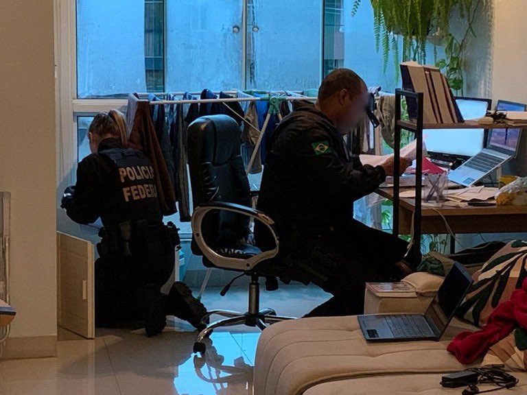 policiafederal's tweet image. 🚔#OPERAÇÃOPF | PF desarticula associação criminosa especializada no descaminho e na falsificação de documentos no Rio Grande do Sul. Foram cumpridos 2 mandados de busca e apreensão, além do bloqueio de bens no valor de R$2 milhões.
➡️Saiba mais: gov.br/pf/pt-br/assun…