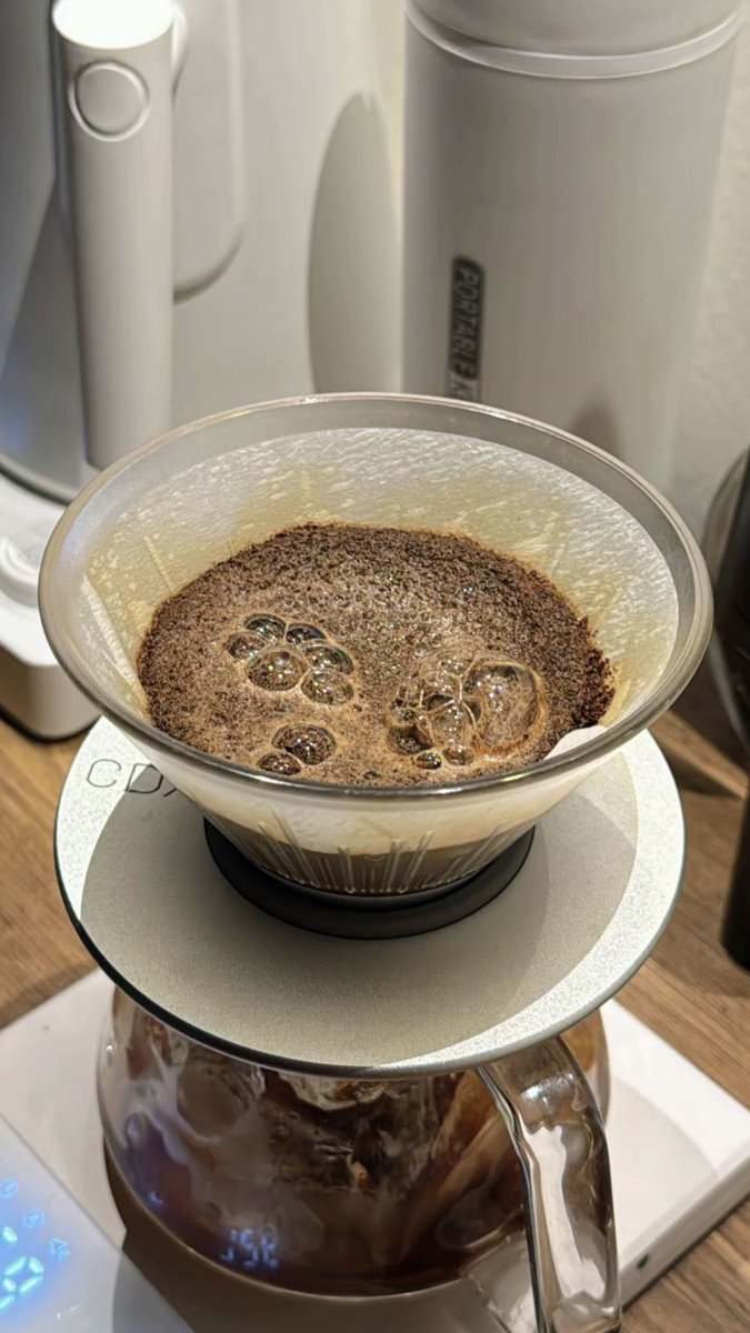 اللي يحب مرارَة القهوة يتحمل مُر الأيام💙