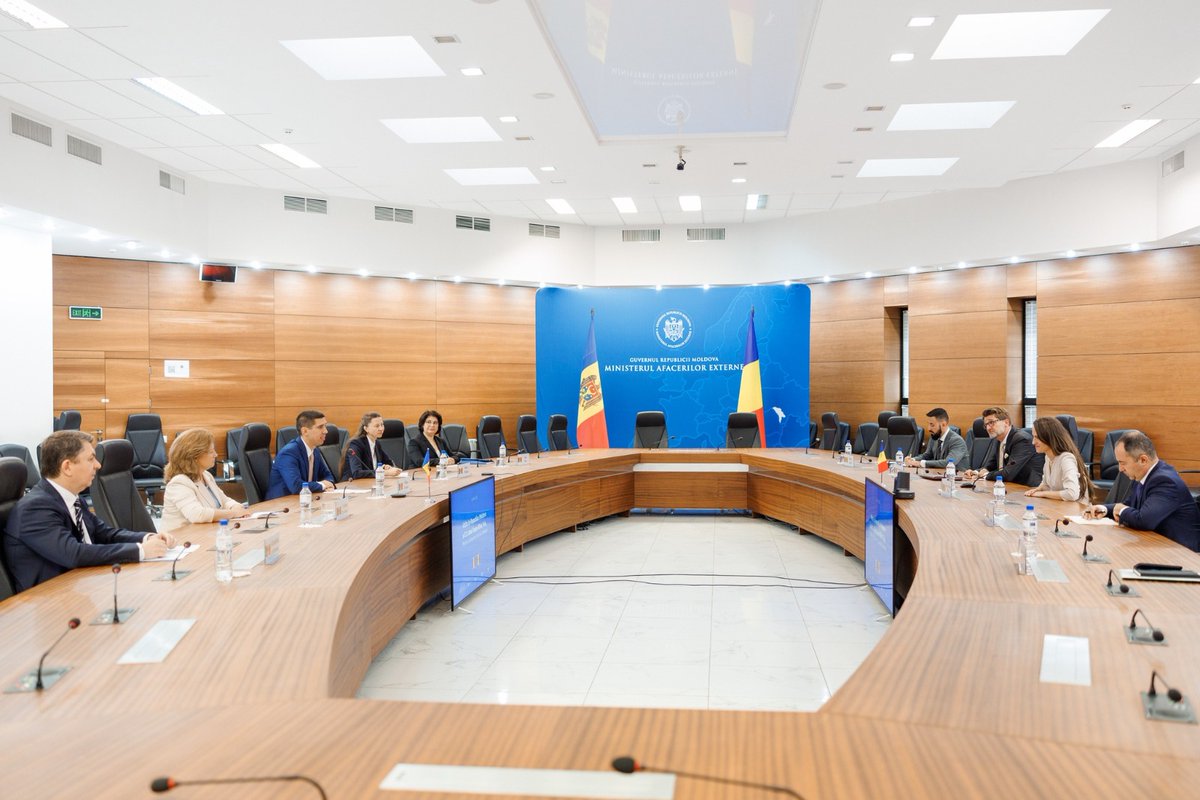 Toiu Oana (@oana_toiu) on Twitter photo O nouă întrevedere de substanță cu <a href="/MihaiPopsoi/">Mihai Popșoi</a>, viceprim-ministrul și ministrul afacerilor externe al R. Moldova 🇲🇩, cu ocazia vizitei mele la Chișinău. Am discutat aplicat perspectivele aprofundării cooperării noastre bilaterale. România 🇷🇴 va continua să sprijine R. MD în O nouă întrevedere de substanță cu <a href="/MihaiPopsoi/">Mihai Popșoi</a>, viceprim-ministrul și ministrul afacerilor externe al R. Moldova 🇲🇩, cu ocazia vizitei mele la Chișinău. Am discutat aplicat perspectivele aprofundării cooperării noastre bilaterale. România 🇷🇴 va continua să sprijine R. MD în