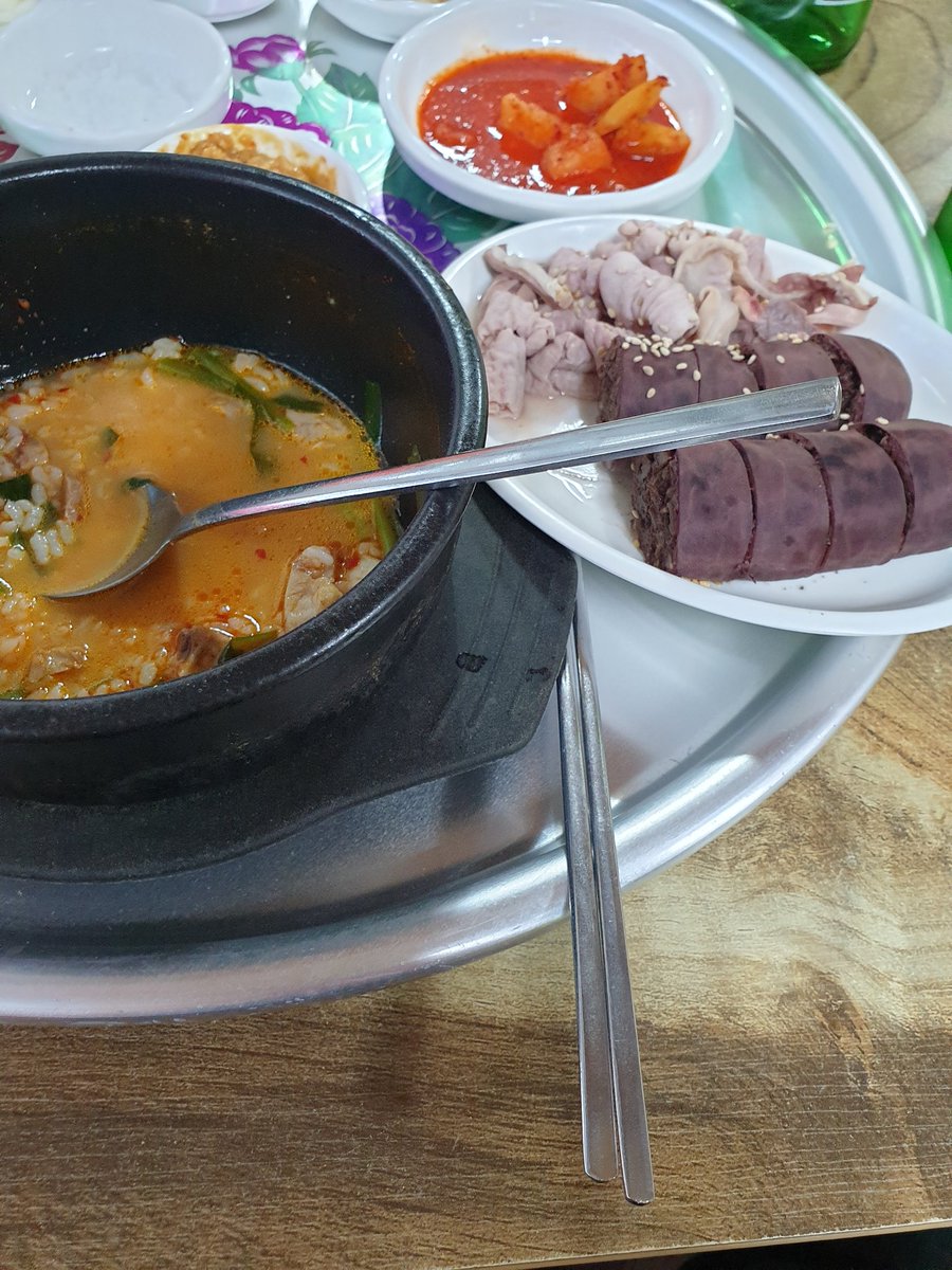 아니 내가 원래피순대 잘안먹는데,
요즘 2주에한번정도 일마치고 국밥에 소주한잔하러 여기오면 피순대를 시킨다.
진짜 방아잎 너무 맛있어.