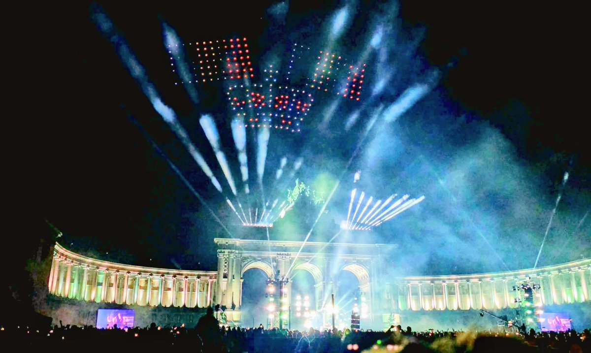 ConrothN's tweet image. #BelgianNationalDay 🇧🇪
Fireworks with laser and drone show at the #ParcduCinquantenaire #Brussels 🇧🇪