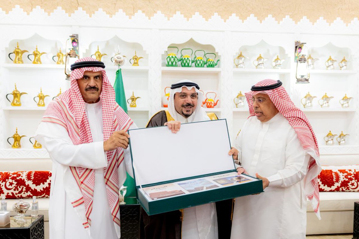 قدمت أسرة السويلم هدية تذكارية لصاحب السمو #أمير_منطقة_القصيم بمناسبة زيارة سموه للمقصورة عبارة عن مجسم للمقصورة ومجموعة من الكتب