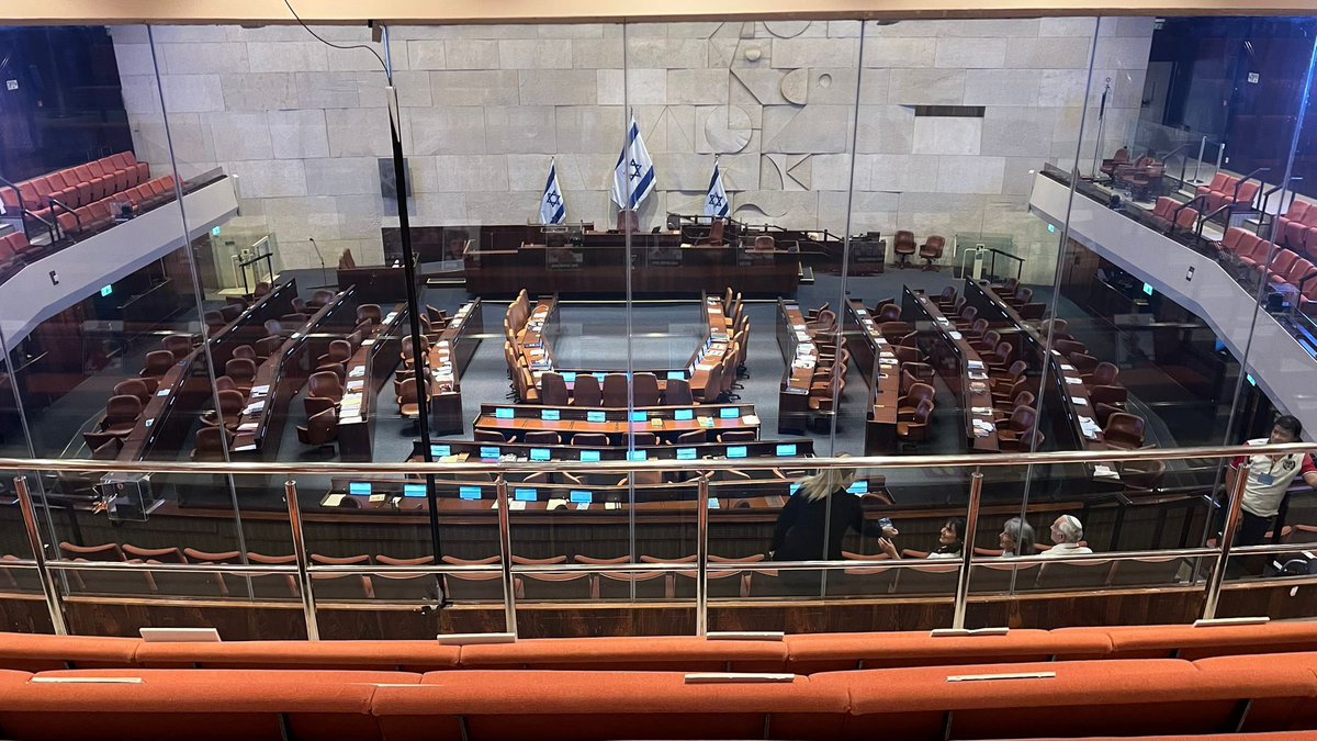 HilaieSivan's tweet image. שבוע אחרון לפני פגרה בדרך כלל המליאה מלאה ומתקיימות הצבעות בזו אחר זו על חוקים שהקואליציה רוצה לאשר. ככה נראית המליאה עכשיו בגלל המשבר עם החרדים סביב חוק הגיוס. כנס שכולו היה בזבוז זמן ומסתיים בלי הישגים פרלמנטריים לקואליציה