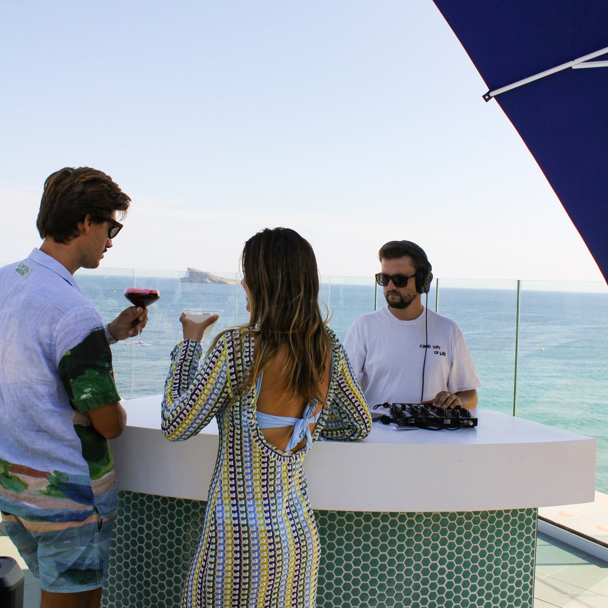 Disfrutar de la energia del #rooftop de Barceló Benidorm deberia estar en tu to do list✅