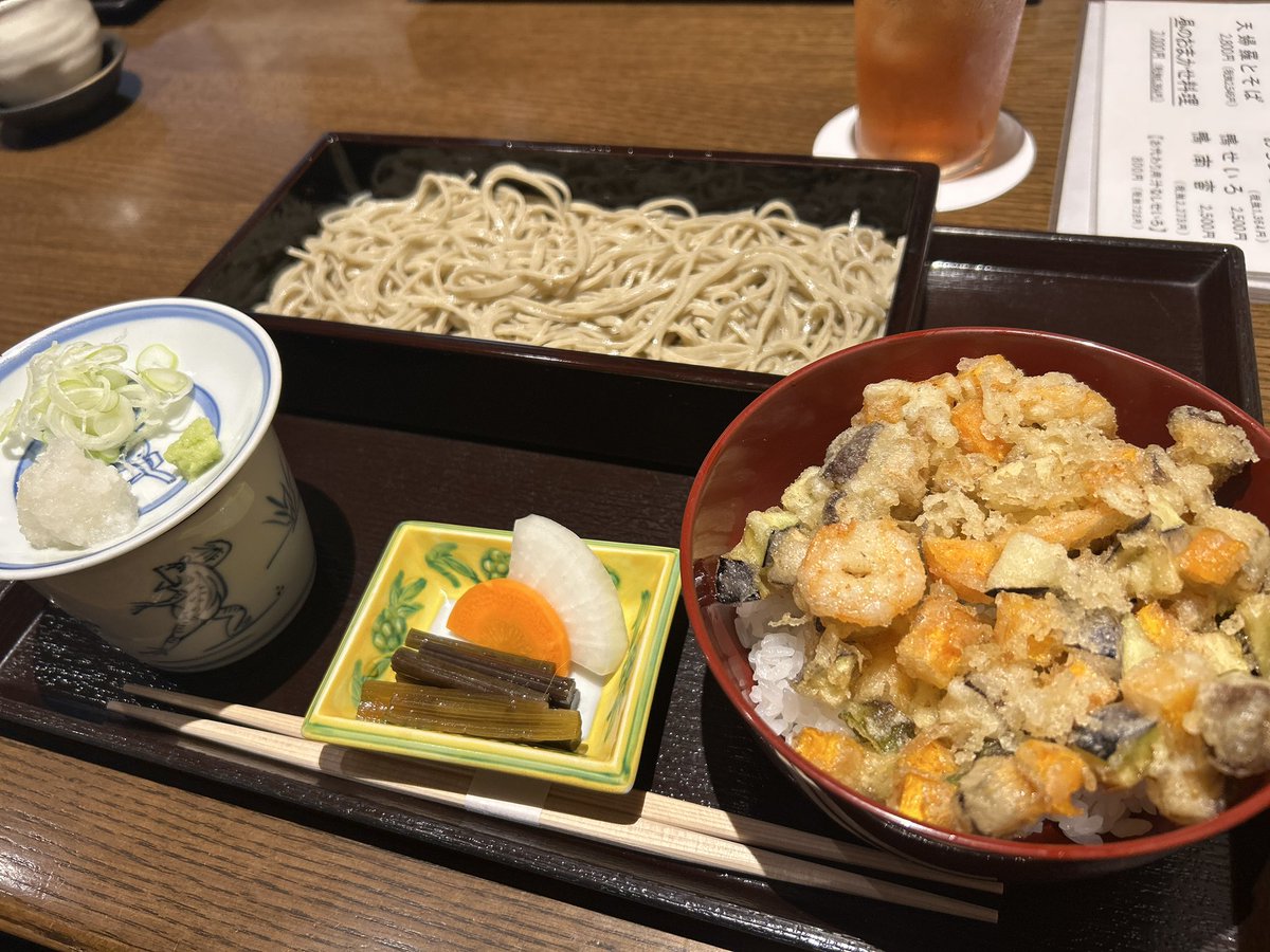 今日のお昼はお蕎麦☺️
チームのみんなと。美味しかったー！