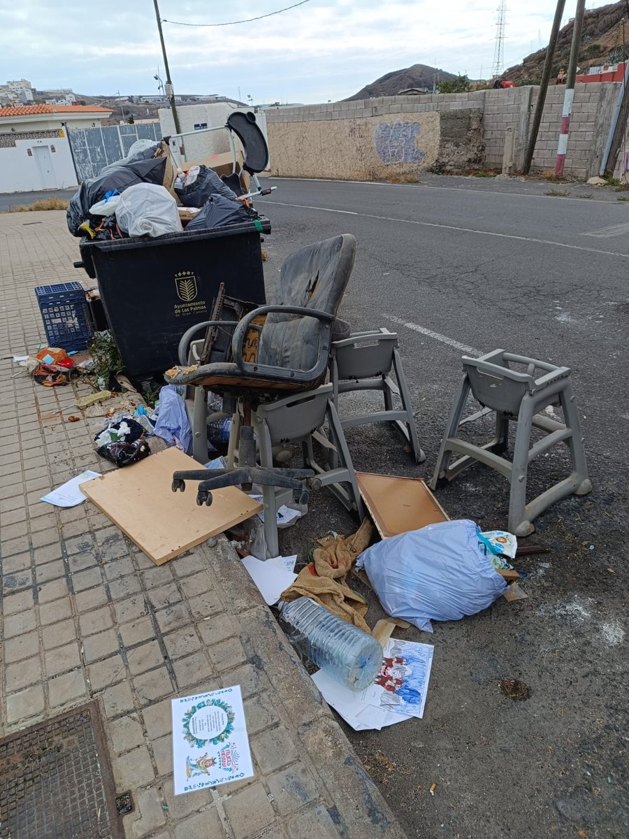 LimpiezaLPGC's tweet photo. Continuos vertidos de #escombros y #trastos en distintas zonas de la ciudad.
Sólo entre todos podemos erradicarlo, denuncia 👇🏼
@PoliciaLPA #UMEC
- medioambiente.policia@laspalmasgc.es
- WhatsApp: 650 609 397 (confidencialidad garantizada). https://t.co/r9io7BIkLB