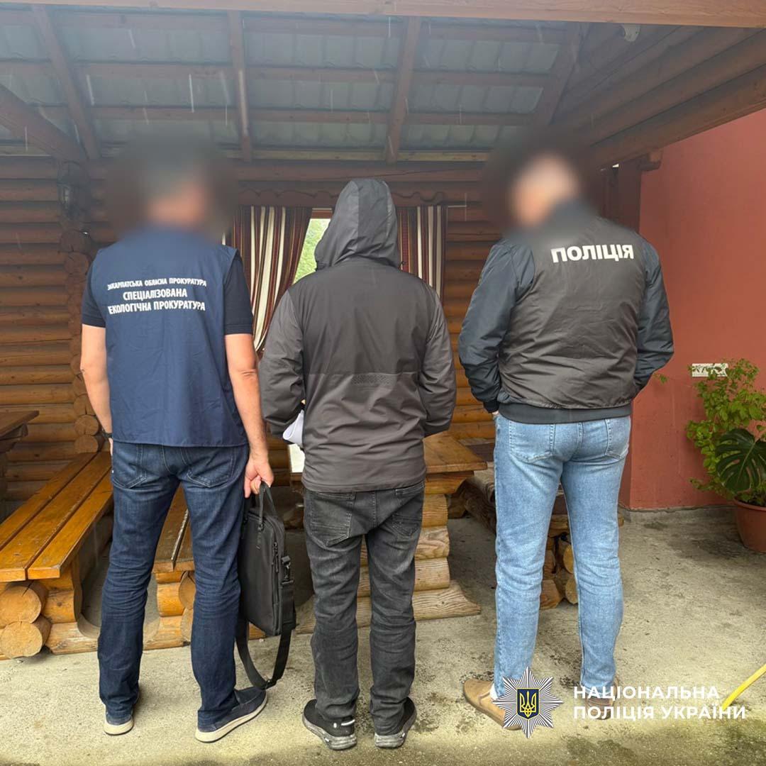 NPU_GOV_UA's tweet image. Підозру отримав посадовець лісгоспу за злочинну вирубку Карпат зі збитками майже у 56 млн грн, - Нацполіція
Деталі за посиланням bit.ly/4o6WGCG