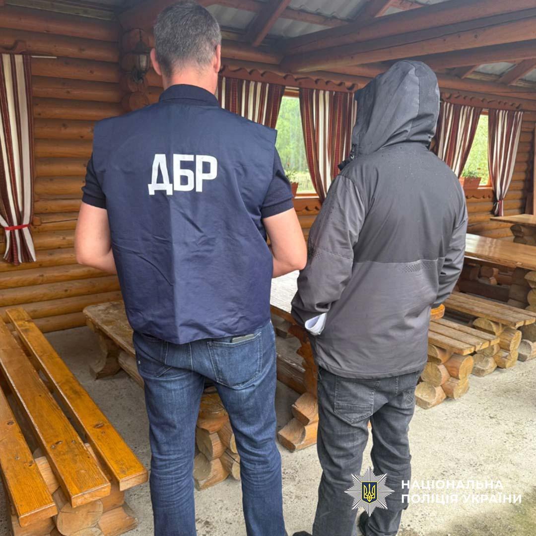NPU_GOV_UA's tweet image. Підозру отримав посадовець лісгоспу за злочинну вирубку Карпат зі збитками майже у 56 млн грн, - Нацполіція
Деталі за посиланням bit.ly/4o6WGCG