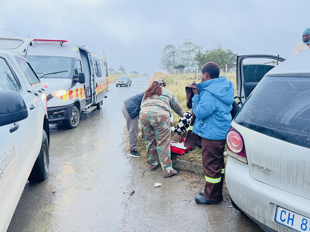 SANDF_ZA's tweet image. On Tuesday, 22 July 2025, while en route to provide medical services to  rural communities, a team from #ProjectOWETHU led by Medical Officer  Colonel Portia Tseke and comprising  clinicians and operational medics encountered a serious motor vehicle  accident in Lusikisiki.