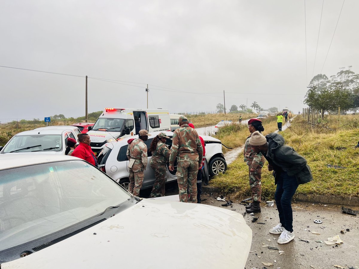 SANDF_ZA's tweet image. On Tuesday, 22 July 2025, while en route to provide medical services to  rural communities, a team from #ProjectOWETHU led by Medical Officer  Colonel Portia Tseke and comprising  clinicians and operational medics encountered a serious motor vehicle  accident in Lusikisiki.