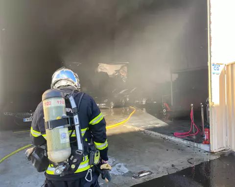 360actufr's tweet image. 🚨🇫🇷 FLASH INFO | Un important incendie s&apos;est déclaré dans la zone d&apos;activités des Mimosas, à Pégomas, dans la nuit du lundi 21 au mardi 22 juillet 2025. Quelque 2.500m² de surfaces commerciales ont été ravagés par les flammes et la fumée.