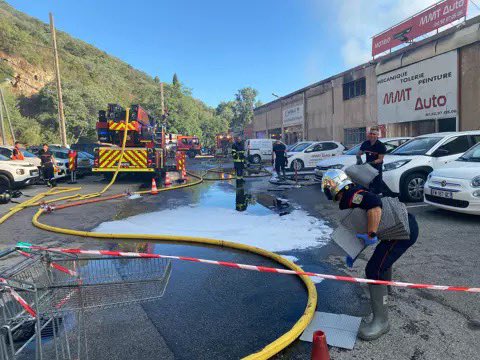 360actufr's tweet image. 🚨🇫🇷 FLASH INFO | Un important incendie s&apos;est déclaré dans la zone d&apos;activités des Mimosas, à Pégomas, dans la nuit du lundi 21 au mardi 22 juillet 2025. Quelque 2.500m² de surfaces commerciales ont été ravagés par les flammes et la fumée.