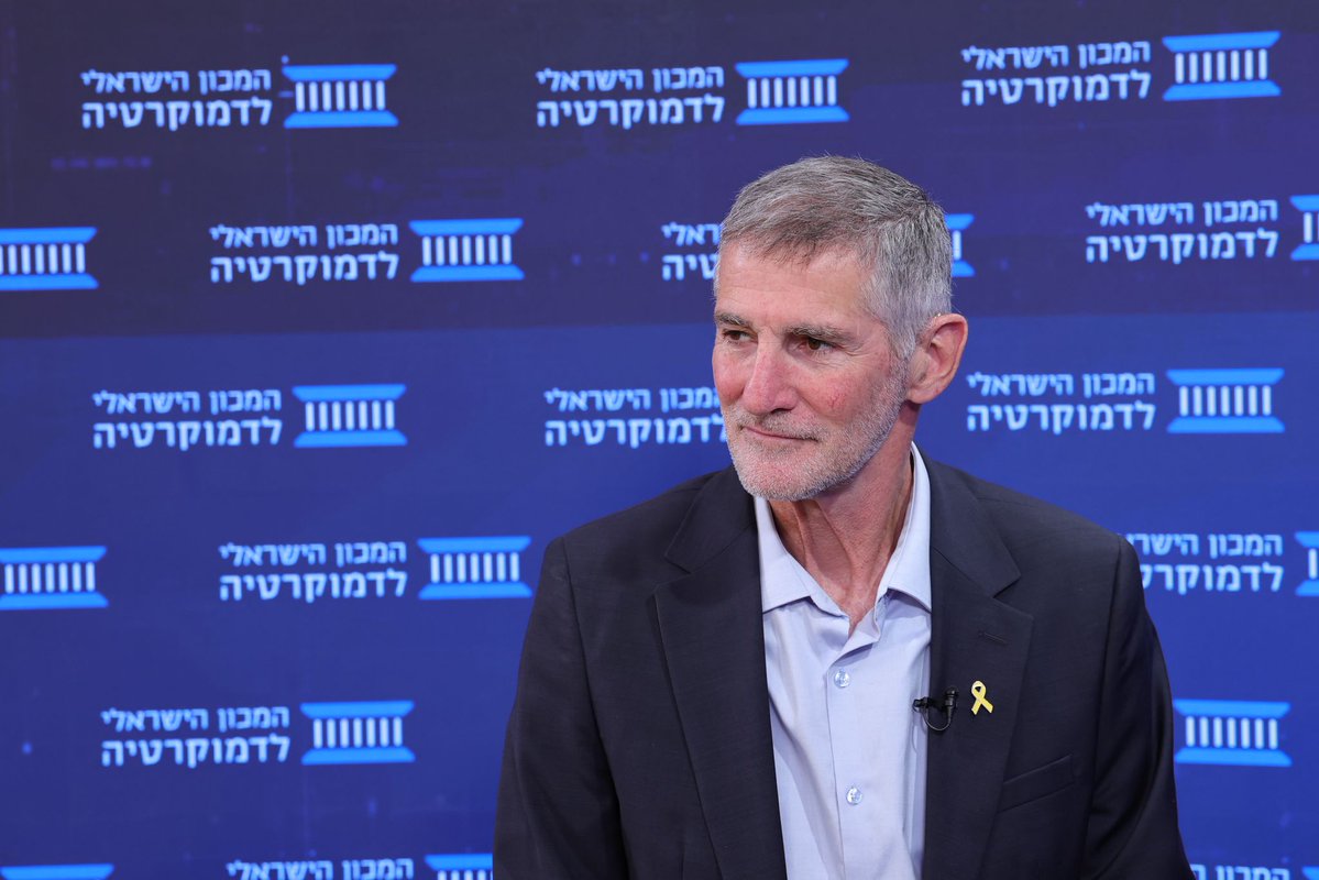 DemocracyIL's tweet image. אלוף (במיל') יאיר גולן, יו"ר הדמוקרטים @YairGolan1 בשיחה עם פרופ' סוזי נבות @suzienavot בכנס #זמןהכרעה 2025:
"אני מוטרד בצורה קשה ממה שאני רואה לנגד עיני. לא יכול להיות שח״כ מותקף בנס ציונה ומשטרת ישראל עובדת מנגד. ולא יכול להיות שמפגינים בגלל שהפגינו נגד הממשלה זוכים ליחס…