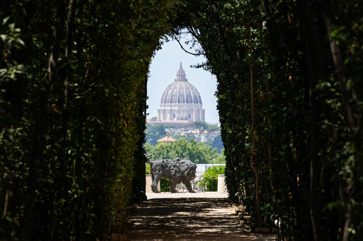 Turismoromaweb's tweet image. 🦁The gardens of the @orderofmalta's Magistral Villa on the Aventine Hill have welcomed one of Davide Rivalta's majestic bronze lions, in homage to Pope Leo XIV.
📌Piazza dei Cavalieri di Malta, 3, until 31 October
👉bit.ly/4eXQjgu
#VisitRome