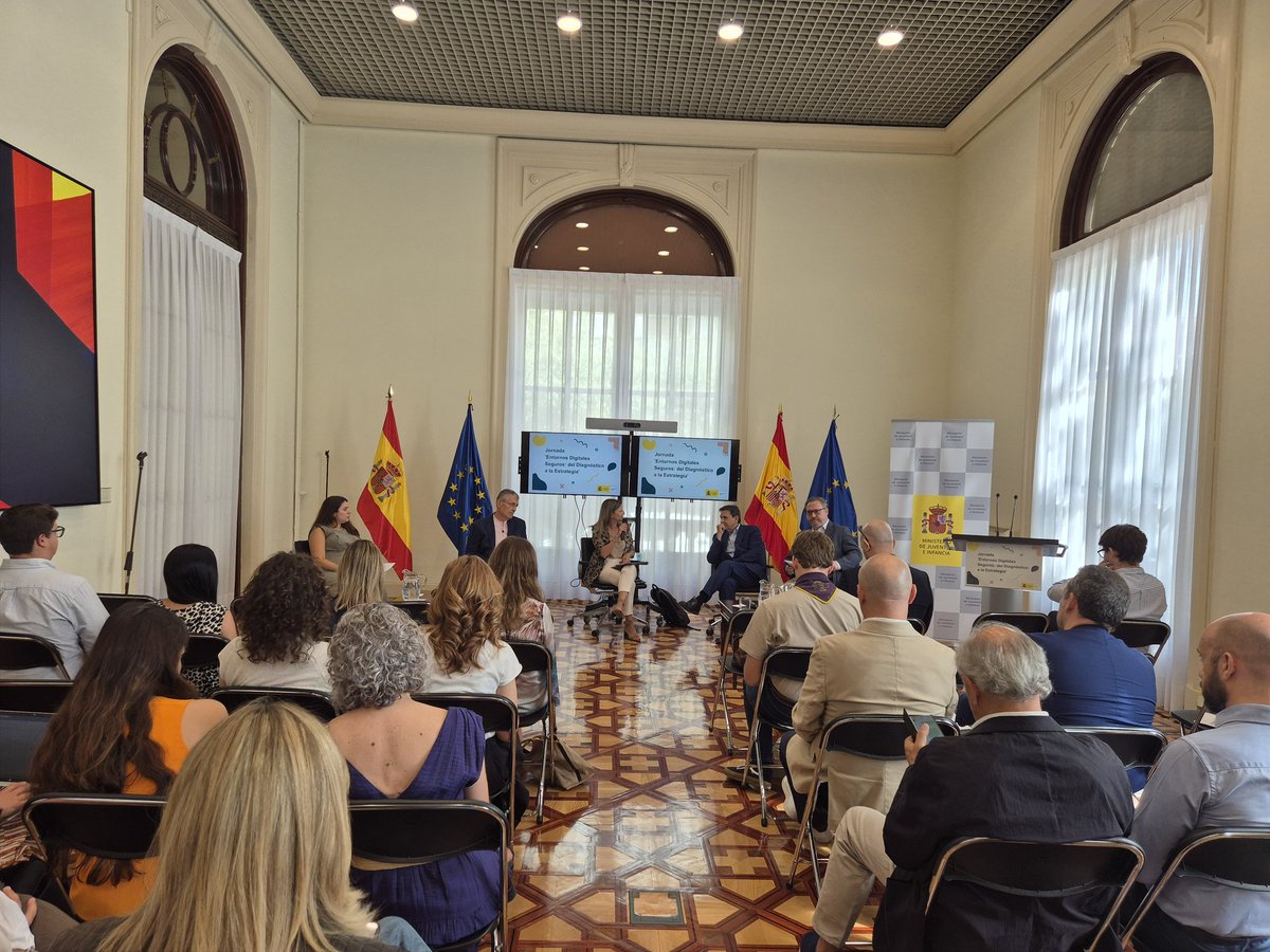 ¿Qué políticas públicas pueden corregir las desigualdades entre las plataformas y la ciudadanía?. Con <a href="/AperalesAuc/">Alejandro Perales.</a>,  del Consejo de Consumidores y Usuarios, el economista Enrique Benítez, Anabel Arias  @FECU y el profesor Ricard Martínez, en la jornada  Entornos digitales seguros