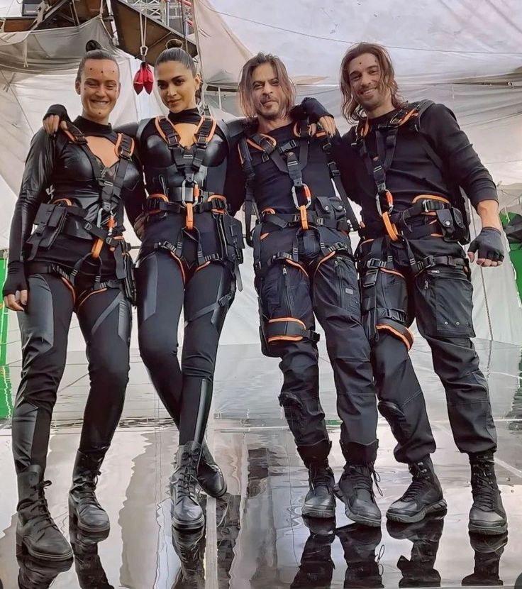 hajarkagalwa's tweet image. Aur mujhe laga tha Pathaan mein stunts khud perform kare hai dono ne 🤦🏻♀️