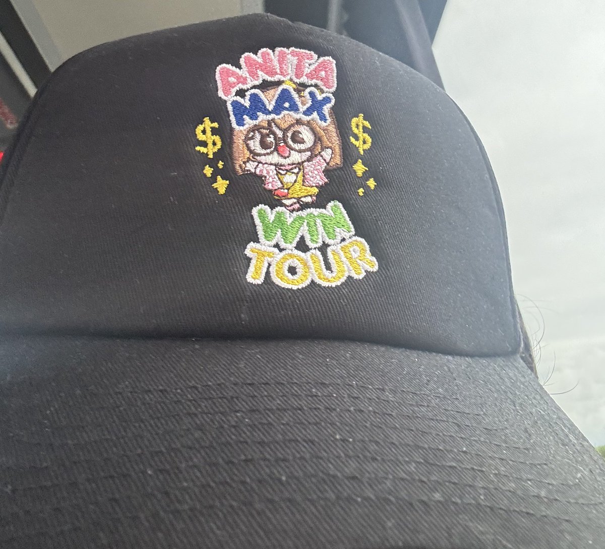 Drakes_Uno_Fan's tweet image. They had these hats at the concert too. Pink, blue and black. 🦉🦉❤️❤️ I was hoping they would’ve had the wireless shirts 😫😫