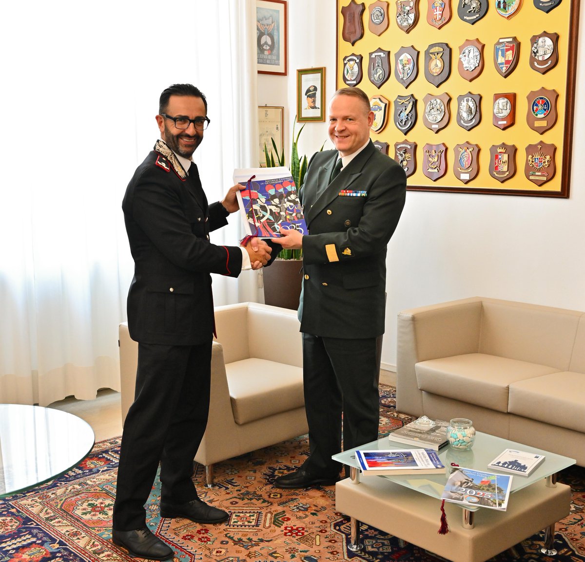 _CoESPU_'s tweet image. Glad to #Welcome to the @CittadiVicenza's #StabilityPolicingHub, 🇫🇮 @rajavartijat Delegation. Deep-diving into global challenges, exchanging ideas and exploring possible avenues of cooperation and mutual support.
#StabilityPolicing4Peace #StrongerTogether #BrothersInArms #CoESPU