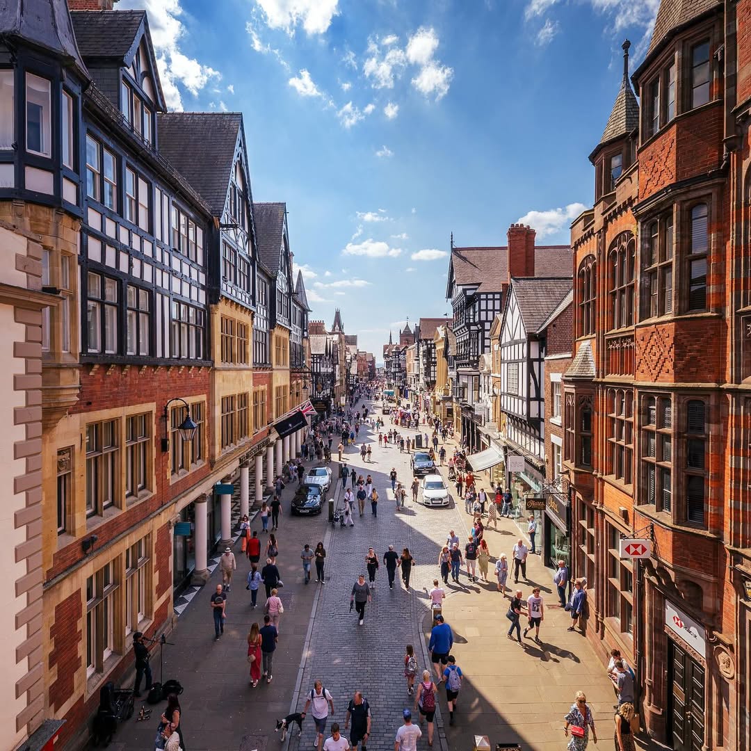 VisitChester_'s tweet image. โ๏ธ A beautiful, sunny day on Eastgate Street, where Chesterโs rich history meets vibrant city life.
๐ธ @gareth.rainsforth