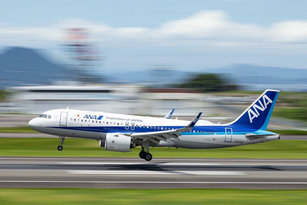 gyastro's tweet image. 着陸しそうなこの瞬間の飛行姿勢が大好きです。
I love the flying posture at this moment when it looks like it is about to land.
#高松空港 #ANA #飛行機 #流し撮り
#japan #takamatsuairport #airplane