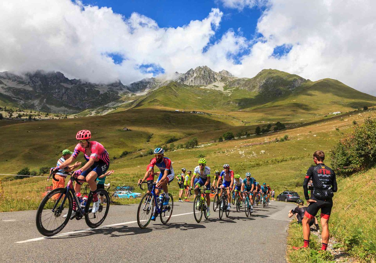 destinationsant's tweet image. Tour de France : comment l’alimentation permet-elle aux coureurs de tenir le choc ?: Quand on observe les coureurs du Tour de France s’élancer chaque matin pour 4 à 6 heures d’effort dans la fournaise du mois de juillet, une question vient naturellement… destinationsante.com/tour-de-france…