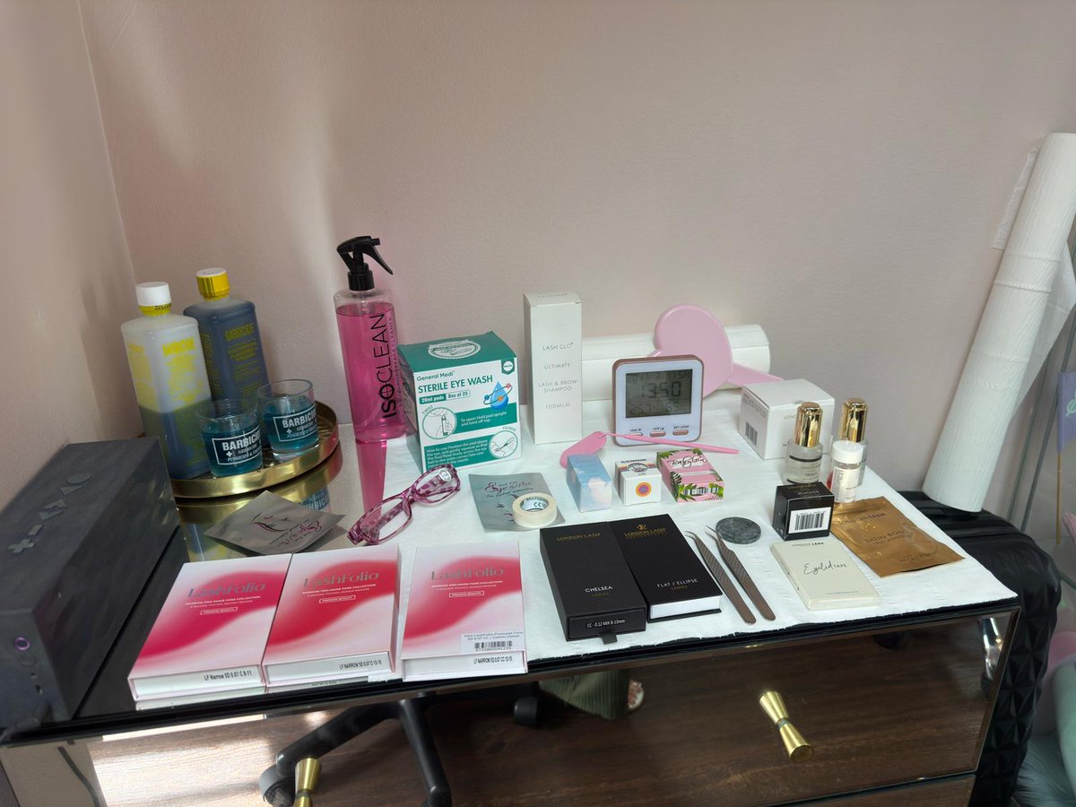 GypsyTravellerM's tweet image. Our first cohort of students successfully completed an accredited Eyelash Extension course last week. We're looking forward to running the course again this week with a new cohort of students! Well done everyone 🙌 💅