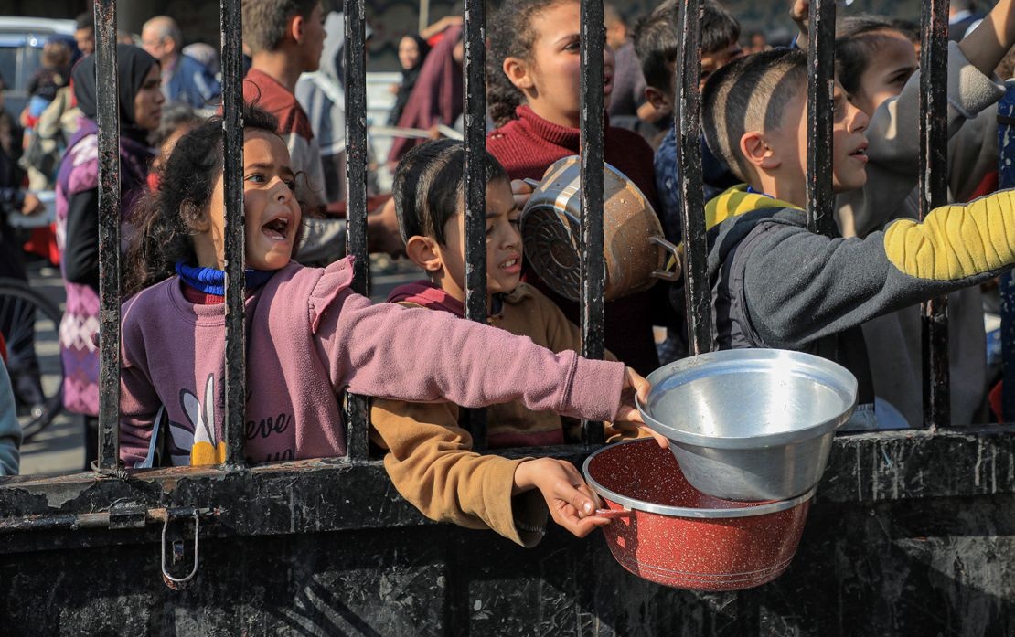 DI313_'s tweet image. 🚨BREAKING:
The World Food Programme warns that one-third of Gaza’s population hasn’t had anything to eat for several days.