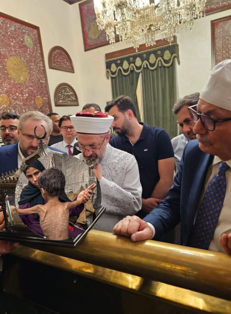 Eyy günümüz alimleri, siz eyer Allah tan korkuyorsan çıkın konuşun. Ve bu zulmü ümmete anlatın. Yok liderlerini den yada makamlarınız gider diye korkup konuşuyorsanız Kasem olsun Allah aki sizin Silahlarını korktuklarınızdır.