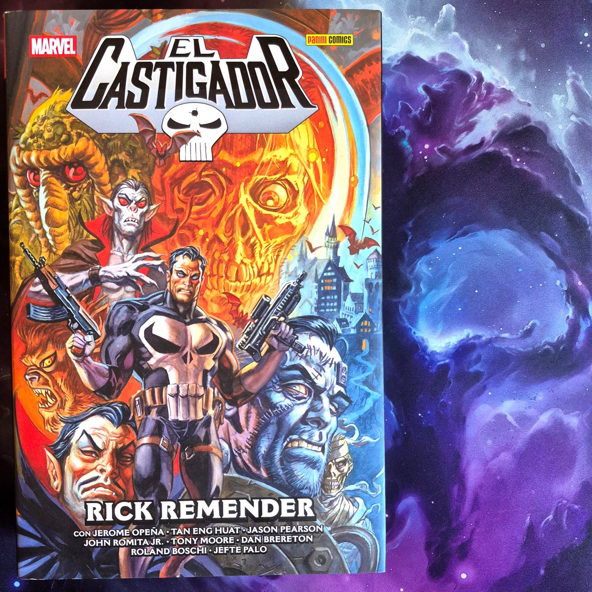 PaniniComicsEsp's tweet image. 💀EL CASTIGADOR DE RICK REMENDER
#10del7
Del guionista Rick Remender y los dibujantes Jerome Opeña, Tan Eng Huat, Jason Pearson, John Romita Jr., Tony Moore y Roland Boschi nos llega una de las más insólitas etapas de El Castigador. Una mezcla de géneros (superhéroes, terror,…
