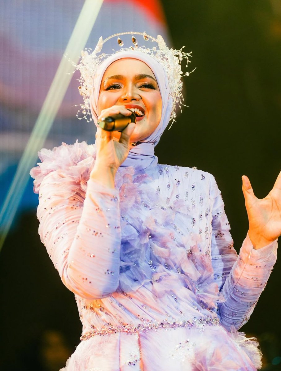 cartapop's tweet photo. Dato’ Sri Siti Nurhaliza reveals that the headpiece she wore at her Violet Skies concert in Genting Highland earlier this month was bought from TikTok Shop.

“Saya beli kat TikTok, tu murah giler” https://t.co/BmNwSWw4SU