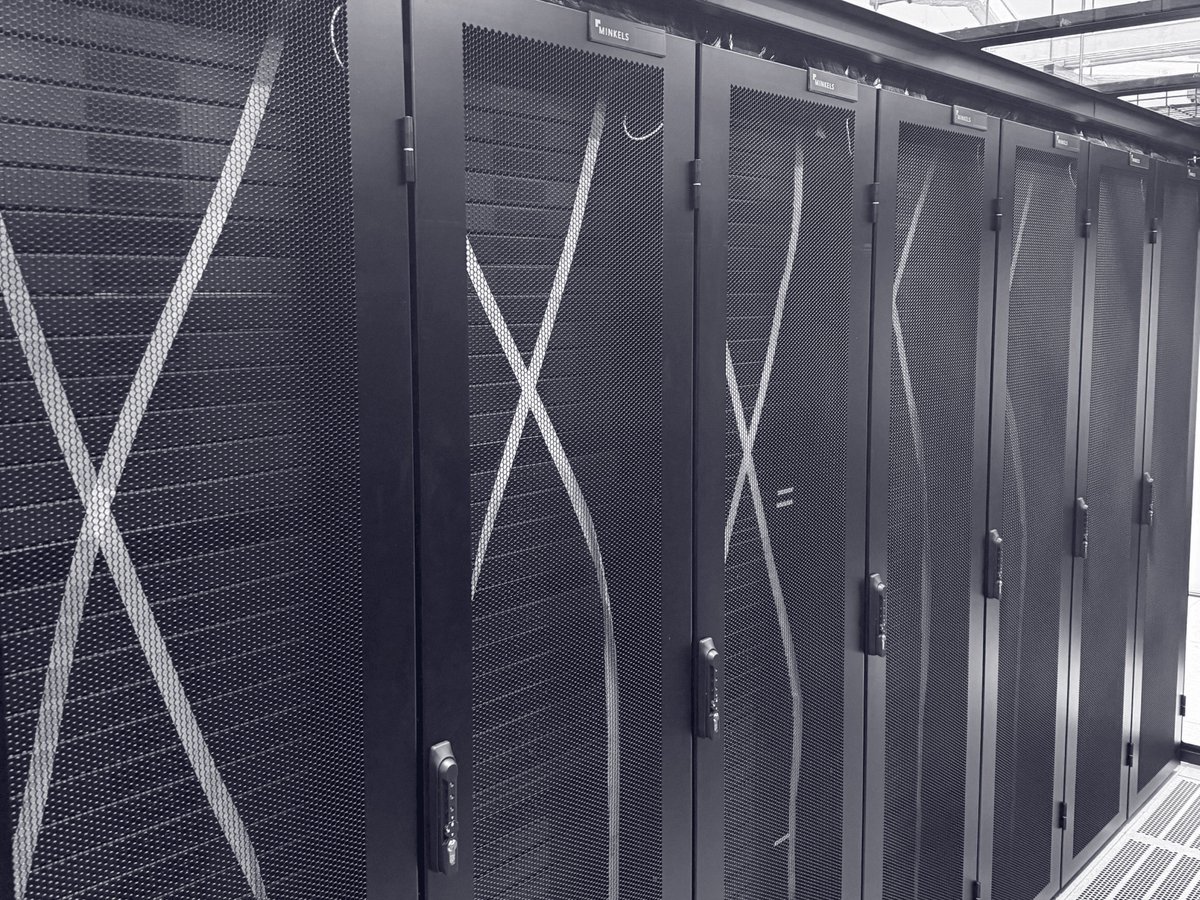 RoyaleHosting tweet media