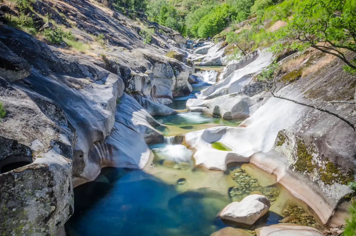 Extremadura Turismo (@extremadura_tur) on Twitter photo 💦 Tras una ruta fácil de 3 km entre castaños y helechos se llega a #LosPilones, una maravilla de la naturaleza con marmitas de gigante y pequeños toboganes de agua 👇
viajes.nationalgeographic.com.es/ubicacion-exac… vía <a href="/NatGeoEsp/">National Geographic España</a> 💦 Tras una ruta fácil de 3 km entre castaños y helechos se llega a #LosPilones, una maravilla de la naturaleza con marmitas de gigante y pequeños toboganes de agua 👇
viajes.nationalgeographic.com.es/ubicacion-exac… vía <a href="/NatGeoEsp/">National Geographic España</a>