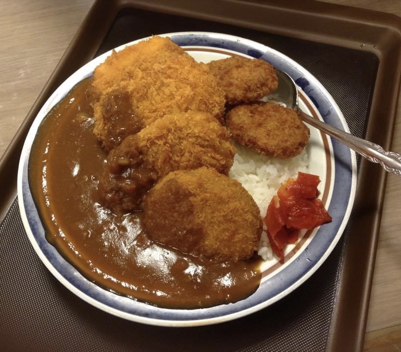 fujisobar's tweet image. カレーライスにコロッケを乗せ、さらにコロッケを加え、更にコロッケを盛り、プラスでコロッケを添えると満腹必至の一皿ができあがります。