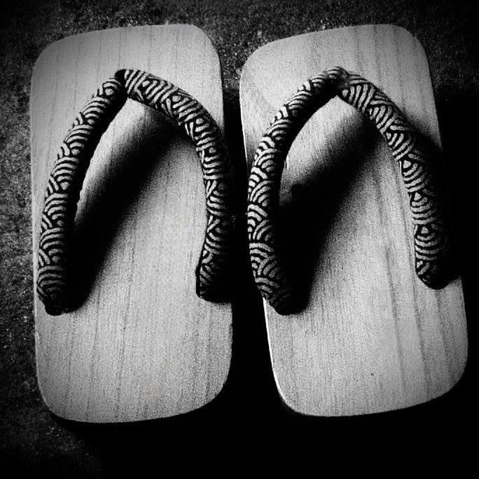 夕陽の中に
カラン、コロンと残る音
きょう一日の　終わりの合図

#下駄の日 #ヒデローのことば #キリトリセカイ