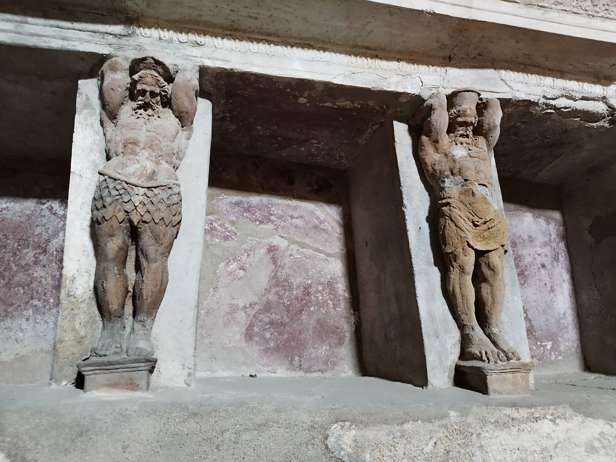 Ioglady's tweet image. sorry for the 5000 pompeii pics i'll be posting today but i didn't know you could get so close to the frescoes