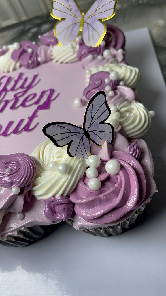omo_onicake's tweet image. The most beautiful picnic cake on your TL today🤭
Every hangout deserves a cake this pretty! 💜
Hosting a picnic, party or chill hangout?
Send a DM and let’s make it sweet 🍰
#AbujaTwitterCommunity