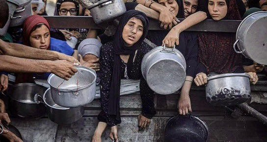 في عالمٍ آخر يا صغيرتي،
تحملين اليوم فساتينكِ، ألعابكِ، تحملين تساؤلات الطّفولة الأولى..

في عالمٍ آخر، تتشاجرين مع أُمّكِ، كأيّ طفلٍ آخر، على طبق فاصولياء لا تُحبّينه. تُفاضلين.

هناكَ لستِ مُنهكة.
هناكَ لستِ جائعة.
هناكَ لم تحملي وعاءً صَدِئًا أبدًا.