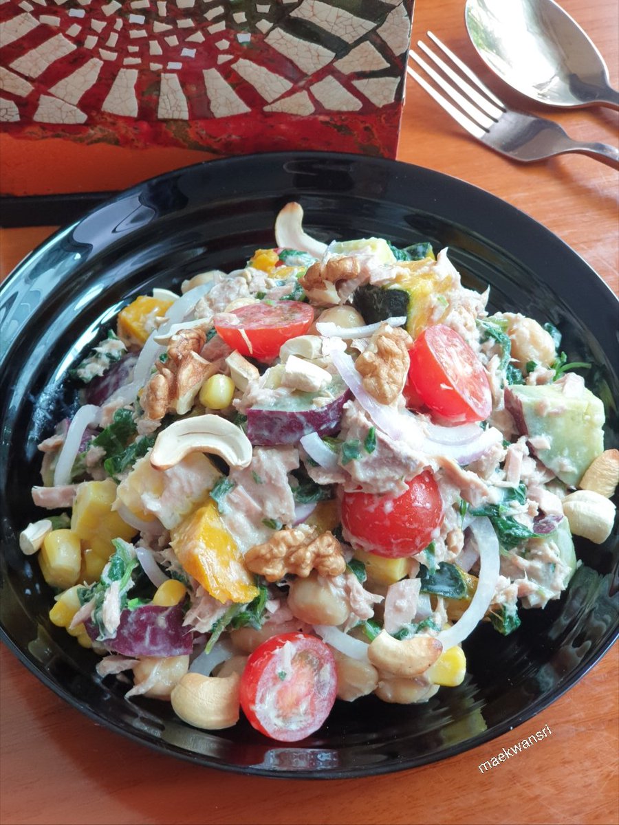 KwansriR's tweet image. สลัดจานนี้ใส่ทุกอย่างที่อยากกินและดีต่อสุขภาพ มีปลาทูน่า ผักโขม หอมแขก มะเขือเทศ ฟักทอง ข้าวโพด มันหวาน ถั่วลูกไก่ วอลนัท เม็ดมะม่วงหิมพานต์ ส่วนน้ำสลัดปรุงด้วยโยเกิร์ตรสธรรมชาติ น้ำมะนาว น้ำผึ้ง เกลือ น้ำมันมะกอก💪