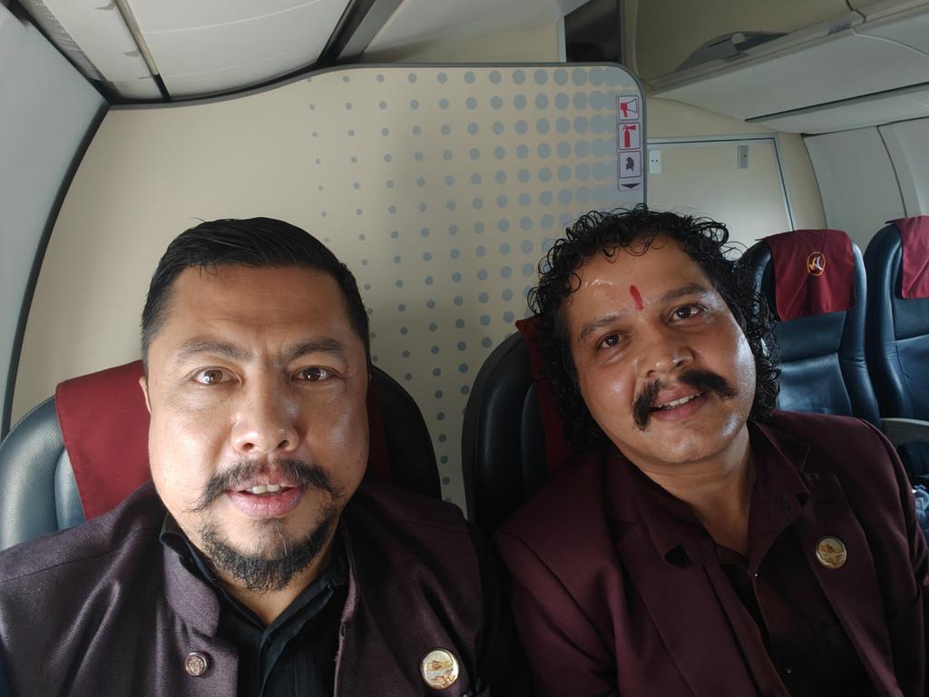 Himalayabiraj's tweet image. सुरक्षित अवतरण 🙏✈️😱 #phew
आकाशमै रहँदा प्राविधिक समस्याका कारण उडिरहेको जहाज आकस्मिक रूपमा फिर्ता अवतरण गर्नुपर्यो।
एकछिन त तनाब।
तर अन्ततः — सुरक्षित अवतरण भयो।
उडान टोली प्रति आभार।
जय आकाश भैरव 🙏